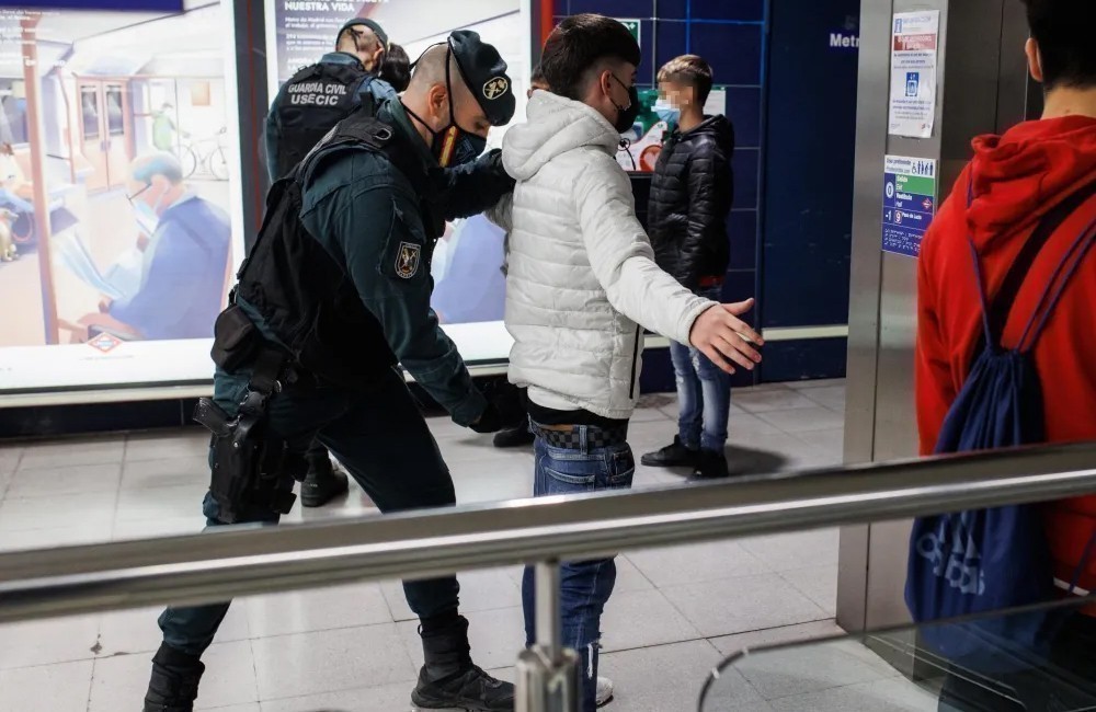 Pandillero detenido en el Metro