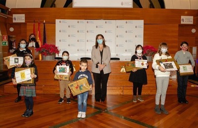 /media/noticias/fotos/pr/2020/12/21/los-escolares-de-pozuelo-reciben-sus-premios-de-los-concursos-de-belenes-felicitaciones-y-arboles-de-navidad_thumb.jpg
