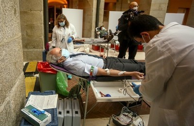 /media/noticias/fotos/pr/2021/01/13/ayuso-anima-donar-sangre-en-el-dispositivo-especial-de-la-real-casa-de-correos-01_thumb.jpg