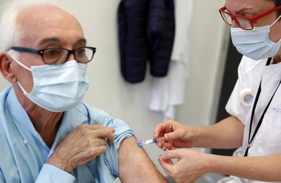 /media/noticias/fotos/pr/2021/10/25/madrid-empieza-la-campana-de-vacunas-contra-la-gripe-y-la-tercera-dosis-del-covid_thumb.jpg