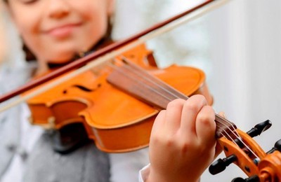 niño tocando el violín