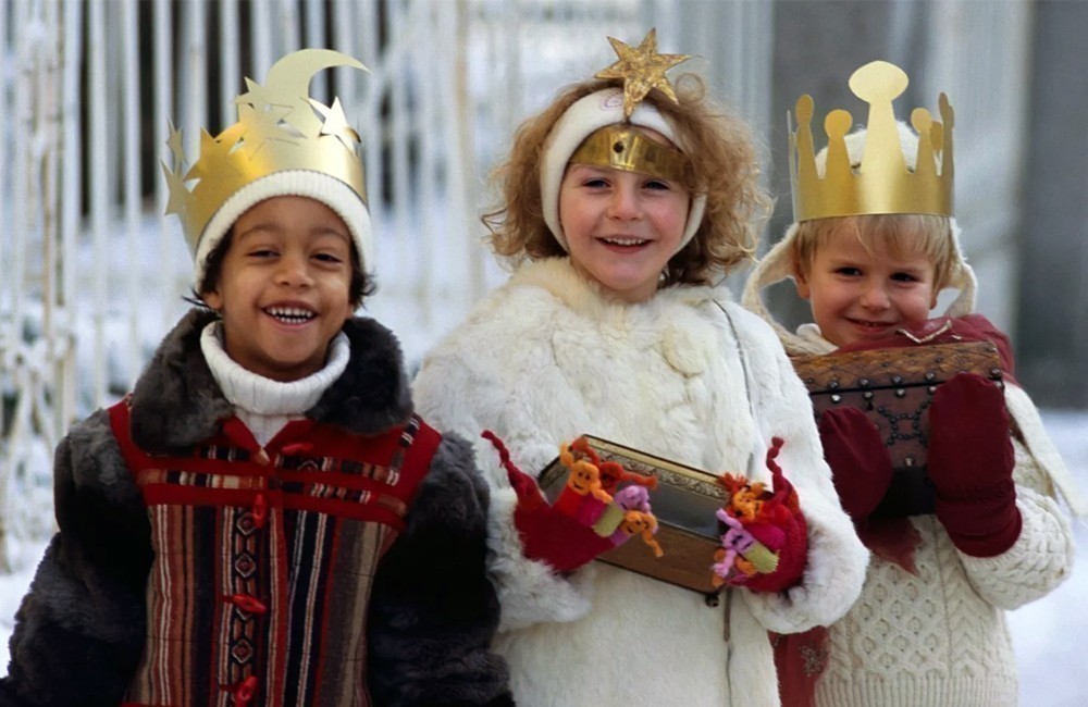 niños disfrazados de reyes magos