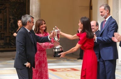 https://pozueloin.es/media/noticias/fotos/pr/2022/07/27/los-reyes-entregan-a-nuria-mendoza-el-premio-nacional-de-las-artes-1_thumb.jpg