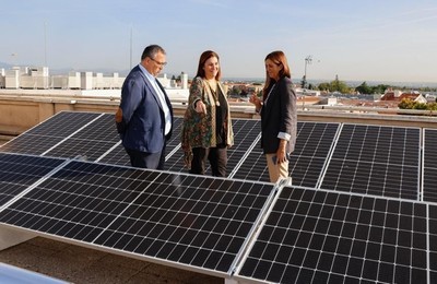 /media/noticias/fotos/pr/2022/10/10/la-alcaldesa-visita-los-96-paneles-solares-instalados-en-el-ayuntamiento-para-ahorrar-energia_thumb.jpg