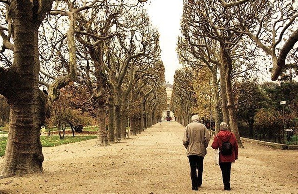 Ancianos paseando