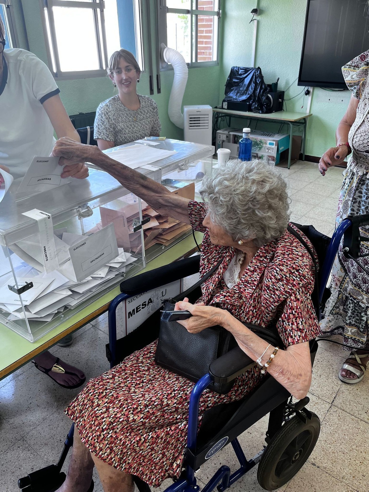 anciana votando