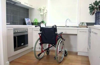 silla de ruedas en cocina