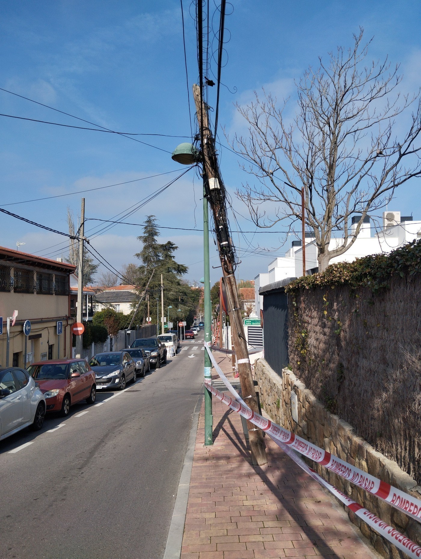 postes de teléfono caídos en el barrio de los Horcajos