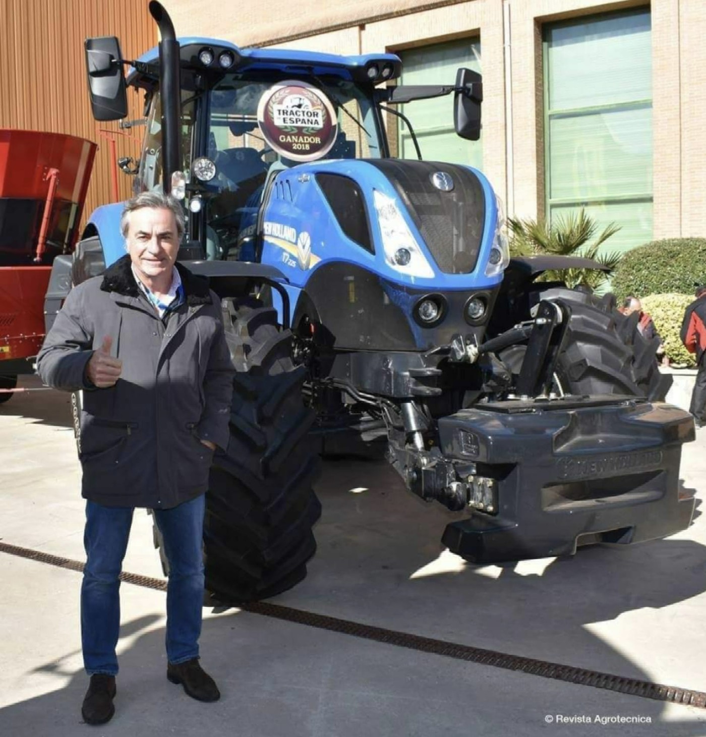Carlos Sainz con un tractor