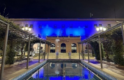 Fachada azul en el ayuntamiento de Pozuelo