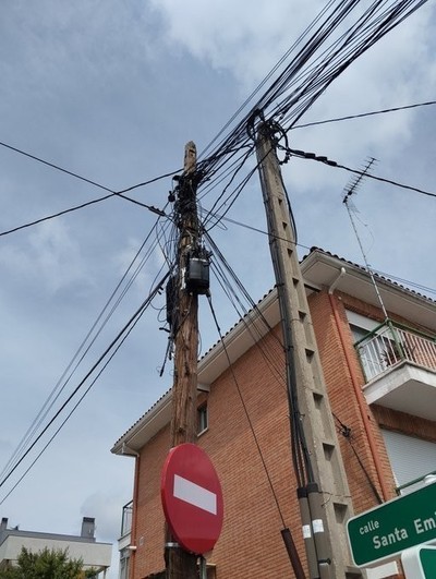 colgajos de cables en las calles