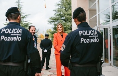 Paloma Tejero con policías