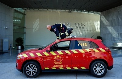 Bombero sobre un coche