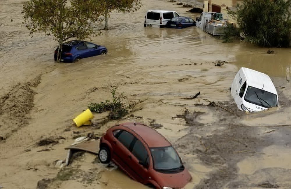 Coches arrastrados por el agua