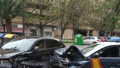 Coche estrellado contra un coche de policia