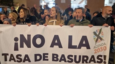 Concentración en la Plaza Mayor de Pozuelo en protesta de las nuevas tasas de la basura