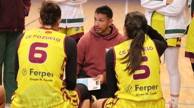 Jugadoras del Pozuelo con su entrenador