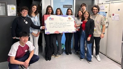 Alumnos del British Council entregando un cheque