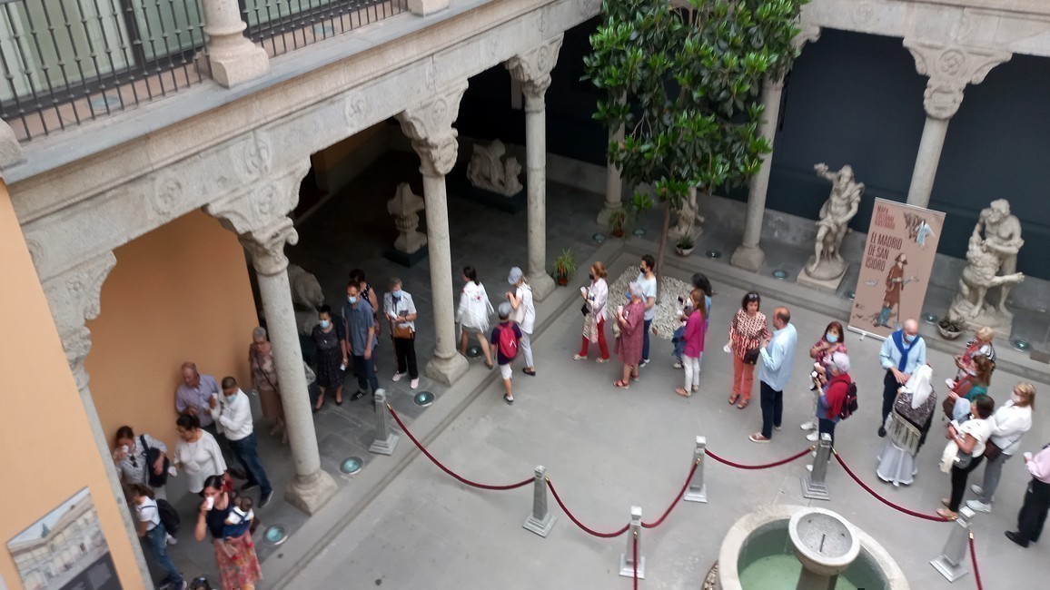 Cola de personas en un museo