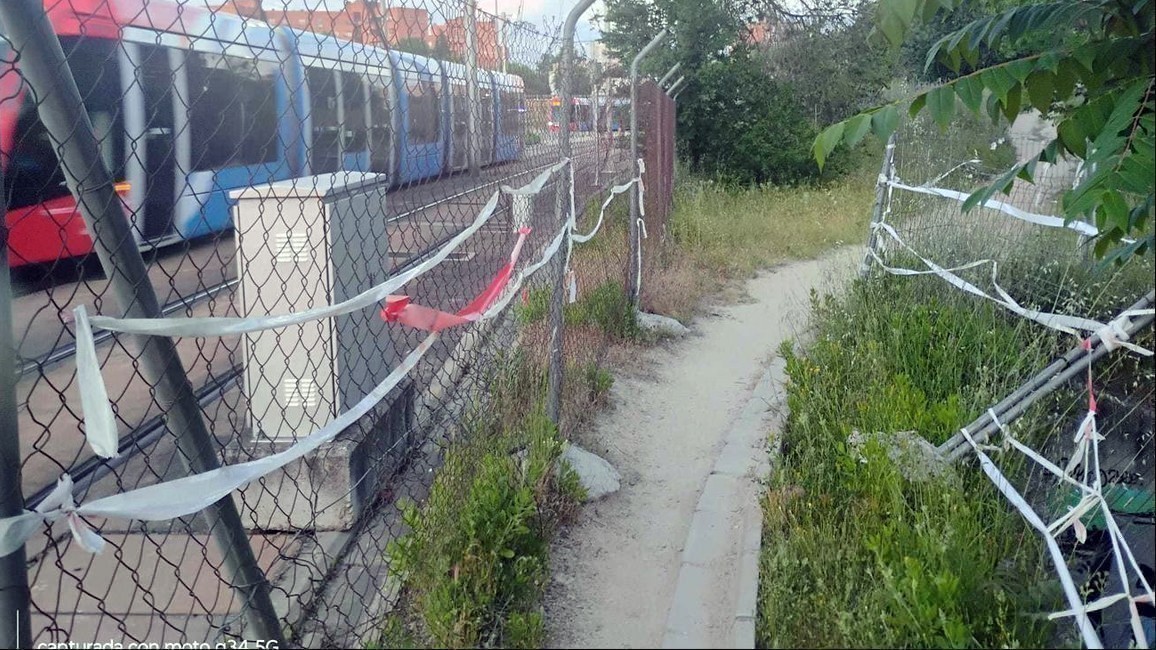 Camino junto al Metro Ligero