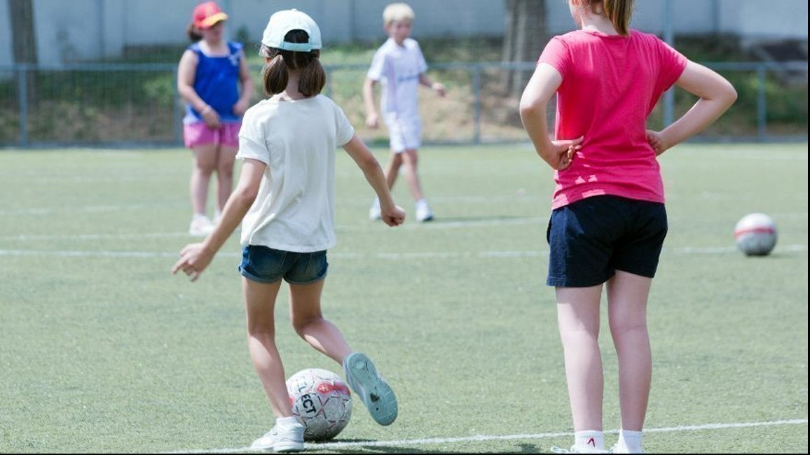 Niñas jugando al fútbol