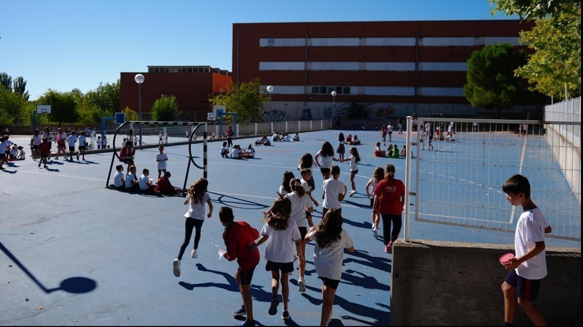 Niños jugando en el patio de un colegio