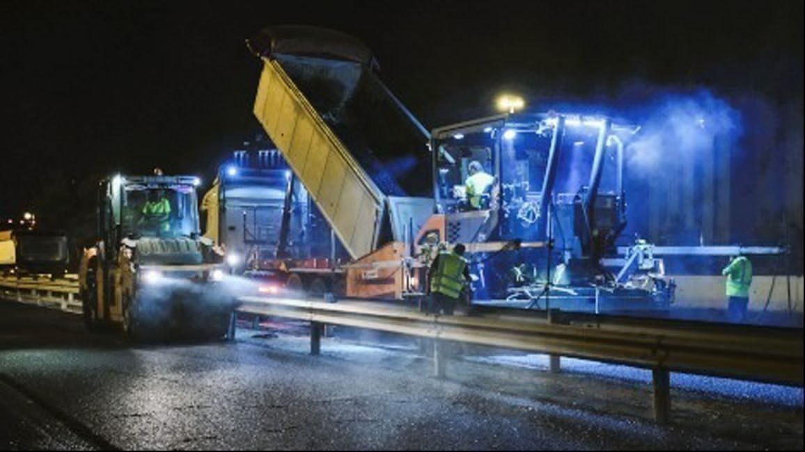 Máquinas asfaltando