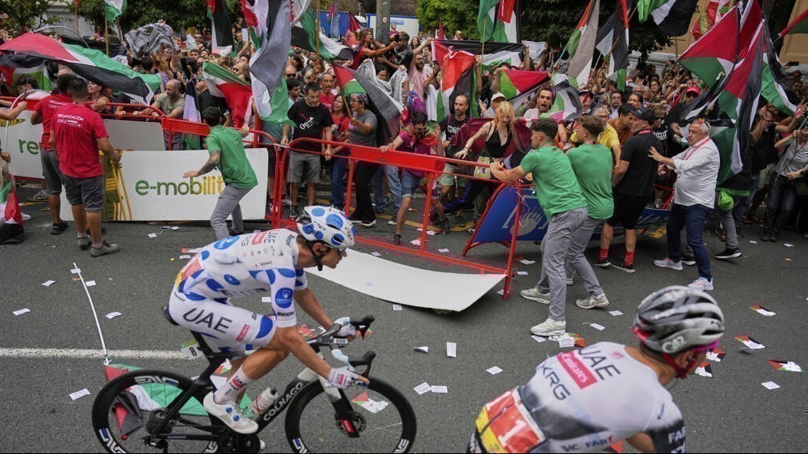 Activista atacando a la Vuelta Ciclista