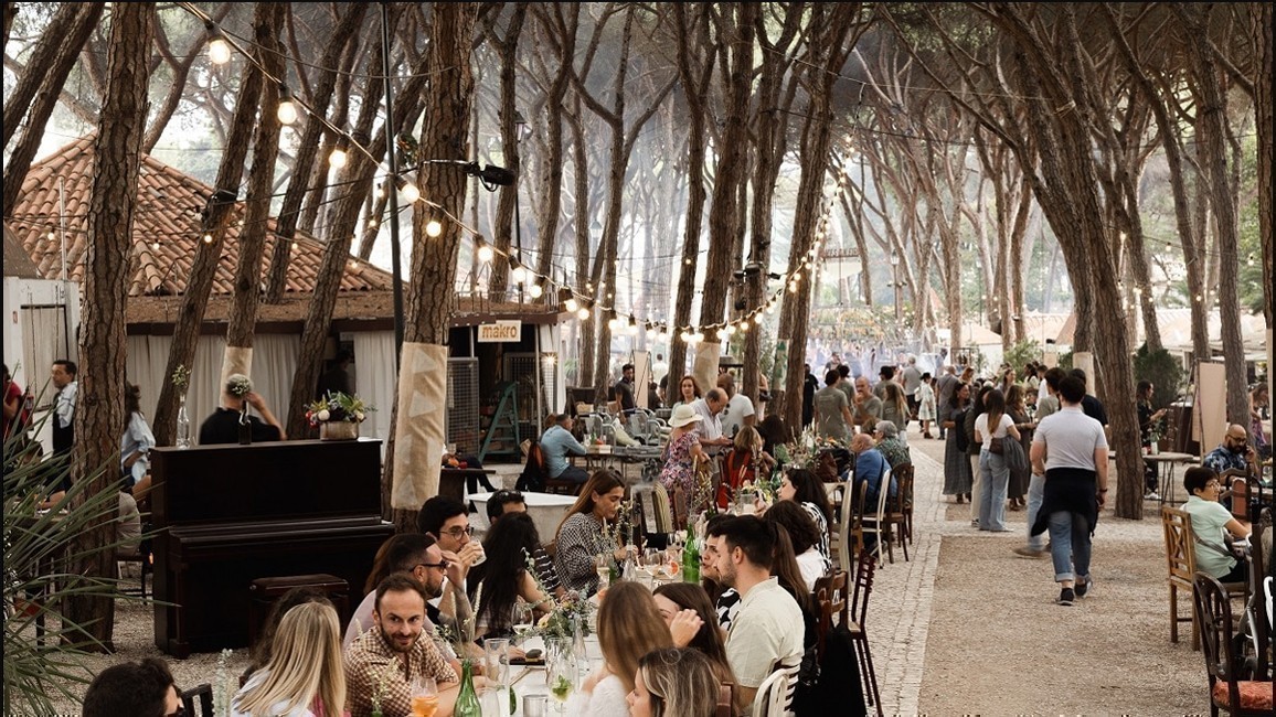 Personas comiendo en una larga mesa