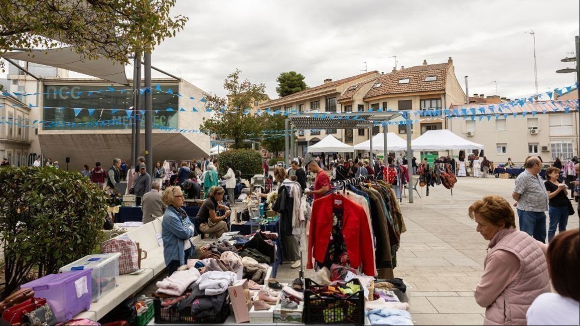 Mercado de segunda vida en la plaza Padre Vallet