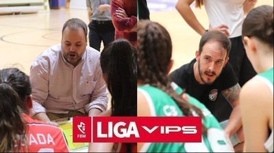 Entrenadores hablando a jugadoras