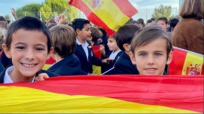 Niños con bandera española