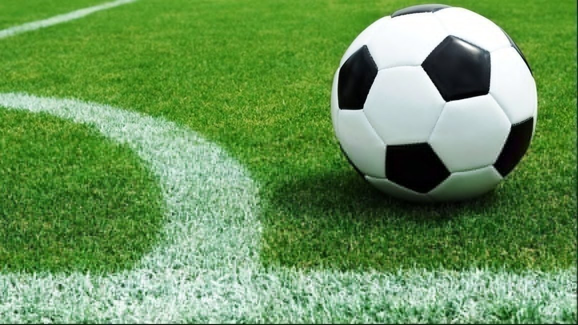 Balón de fútbol en el córner