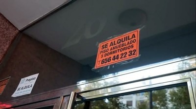Cartel de Se Alquila en un portal de viviendas