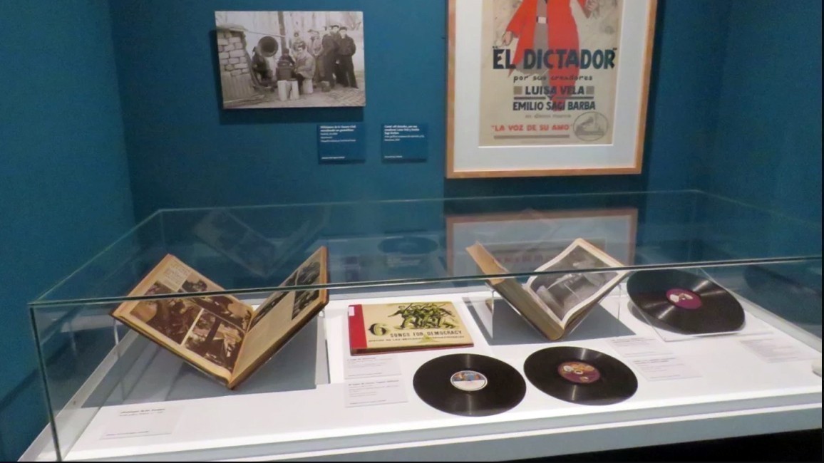 expositor con discos de vinilo