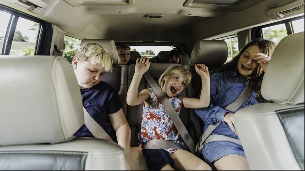 Familia numerosa en coche