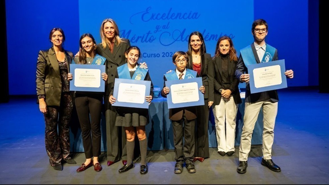 Paloma Tejero con alumnos galardonados