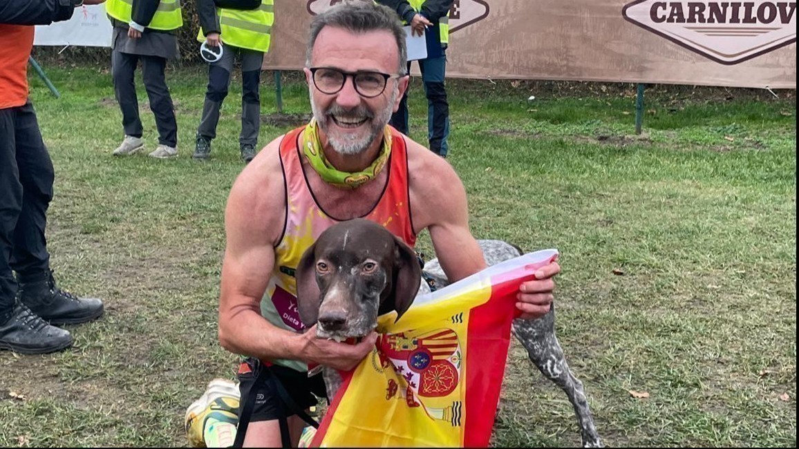 Antonio Navarro y su perro Hummer
