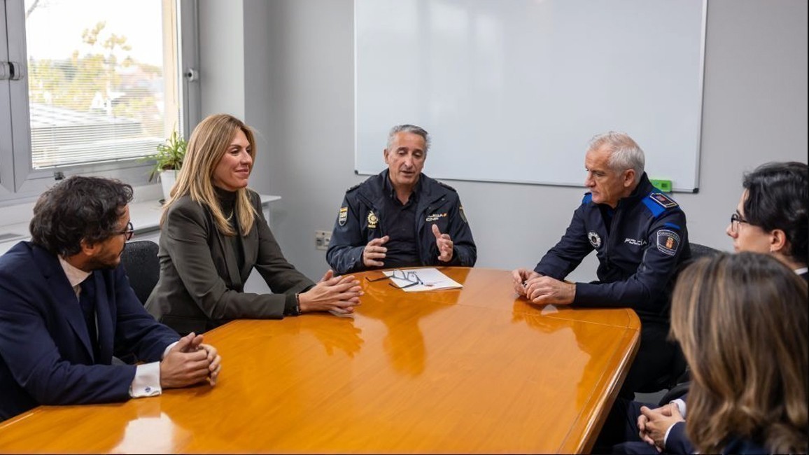 La alcaldesa con los comisarios de Policía Nacional y Municipal, junto al concejal de Política Social, y el juez y la Letrada de la Administración de Justicia (LAJ) de Pozuelo que se encarga de estos casos