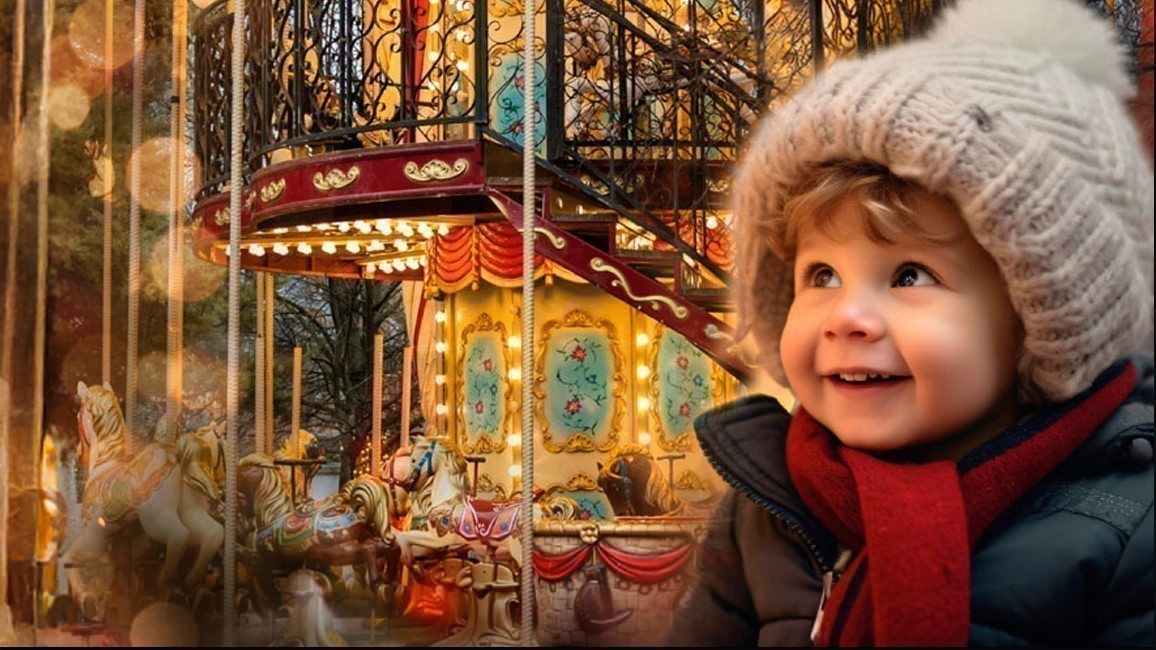 Niño junto a tiovivo