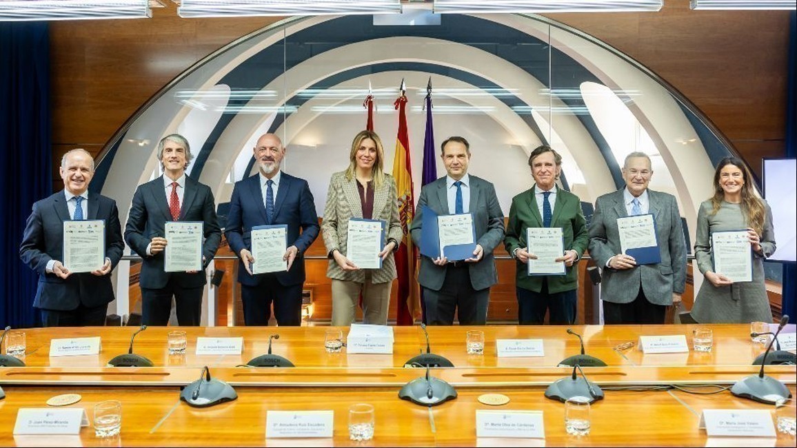 Paloma Tejero con rectores de universidad