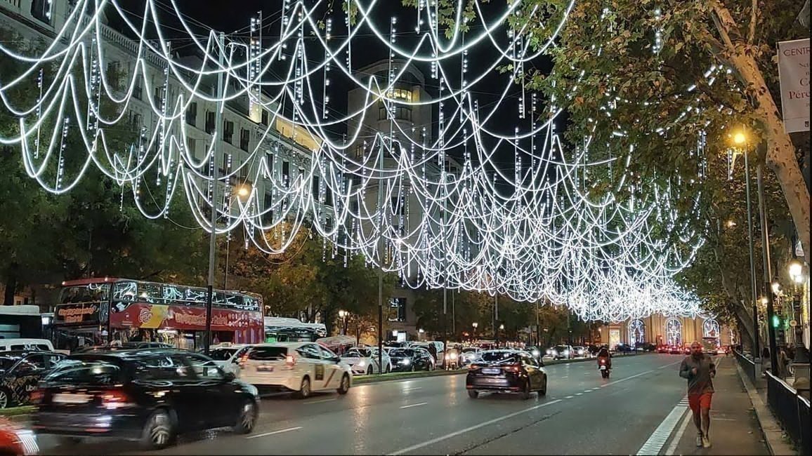 Una calle de Madrid iluminado de Navidad