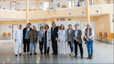 Paloma Tejero, Félix Alba y un grupo de Médicos