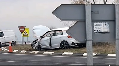 coche estrellado en una rotonda