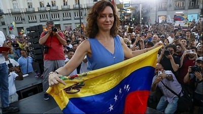 Isabel Díaz Ayuso con una bandera de Venezuela