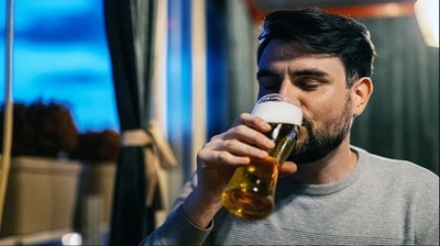 /media/noticias/fotos/pr/2026/01/27/hombre-bebiendo-cerveza_thumb.jpg