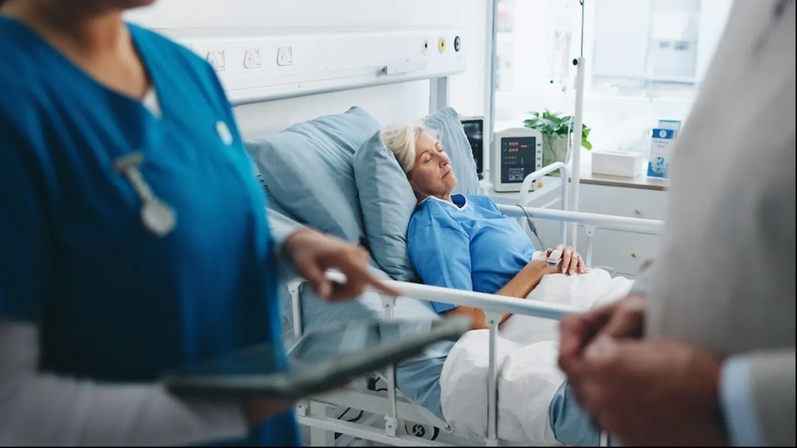 Una paciente tumbada en la cama de un hospital