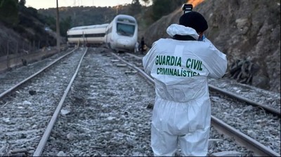 Guardia Civil fotografiando tren descarrilado
