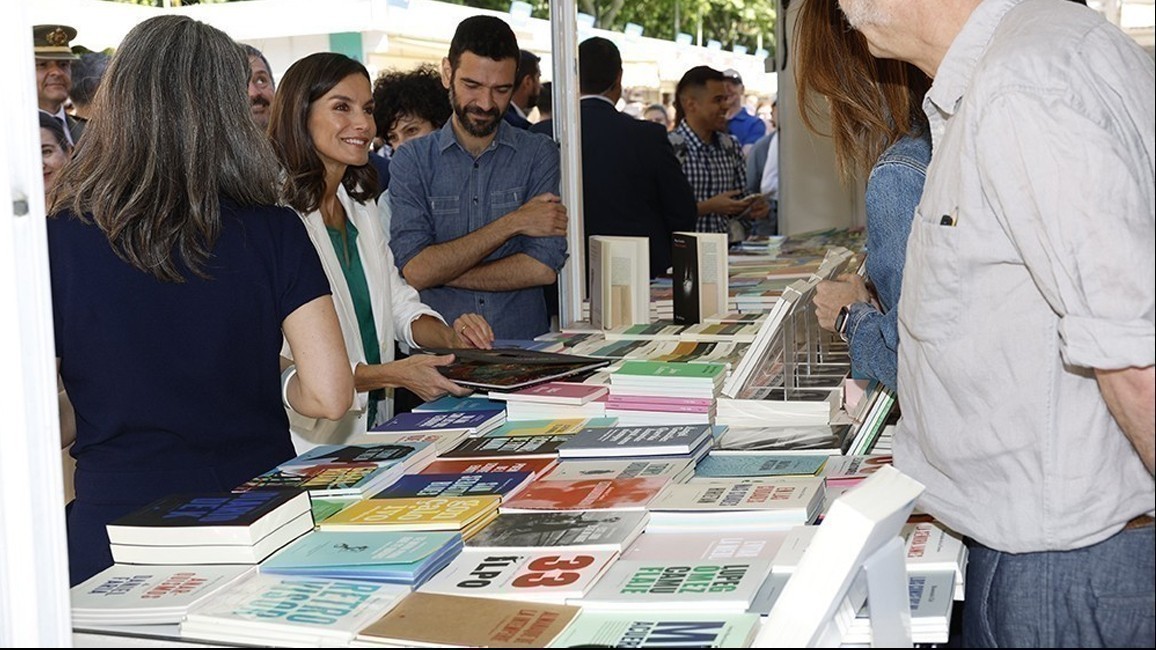 /media/noticias/fotos/pr/2026/04/15/letizia-feria-del-libro.jpg