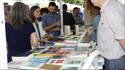 La reina Letizia en la feria del libro